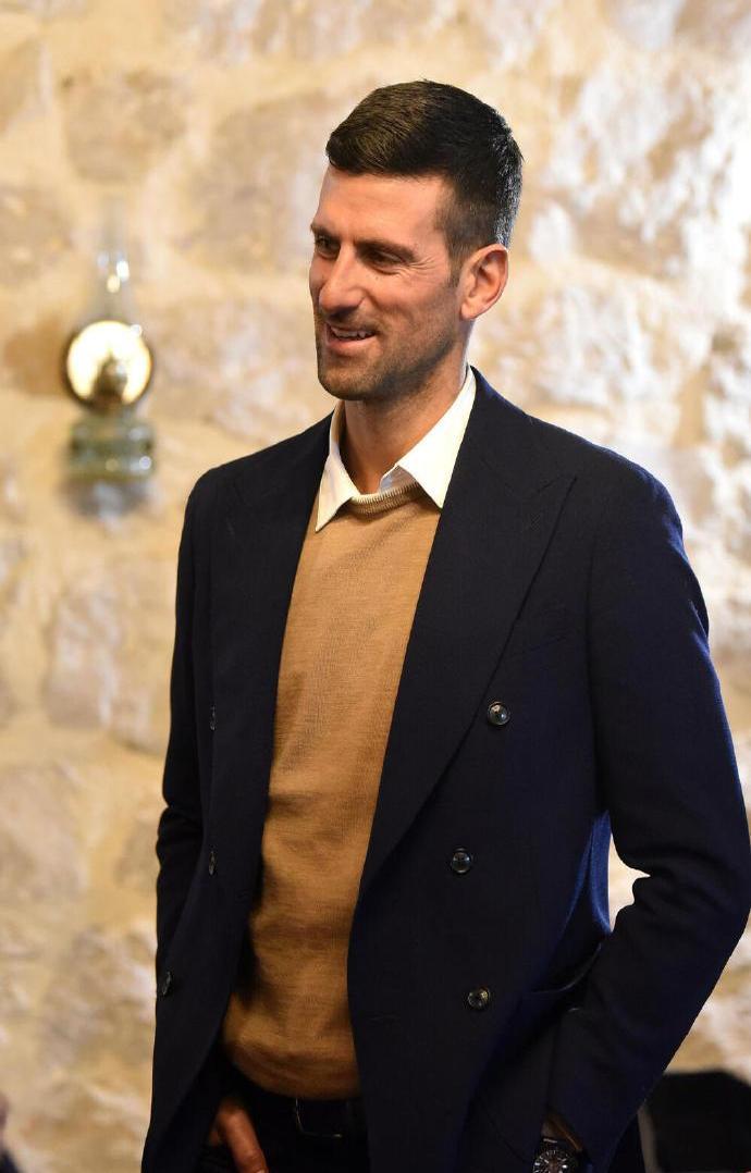 爱游戏下载-德约科维奇重返赛场，表现优异首场状态出色，利物浦观众沸腾！赢得满堂喝彩的简单介绍